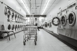 Waschsalon mit vielen Waschmaschinen