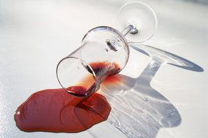 Ein Rotweinglas umgekippt auf einem Tisch