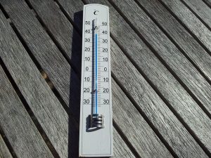 Thermometer auf dem Holzboden